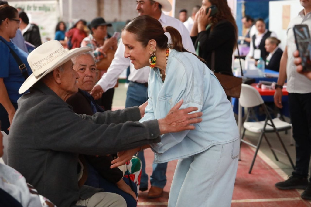 Maye Villa conversa con adulto mayor